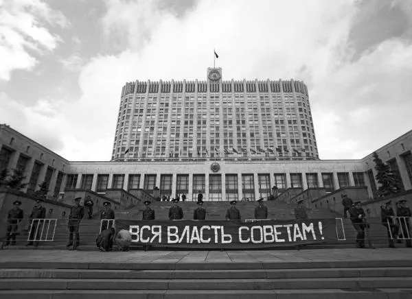 Оцепление у здания правительства России, где проходил митинг, организованный Фронтом национального спасения в годовщину августовского путча