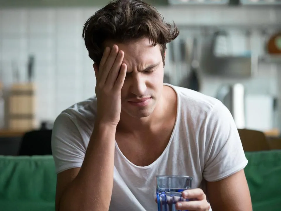 Врачи назвали таблетки, которые опасно пить при похмелье 1 января — эти обезболивающие есть в каждой аптечке