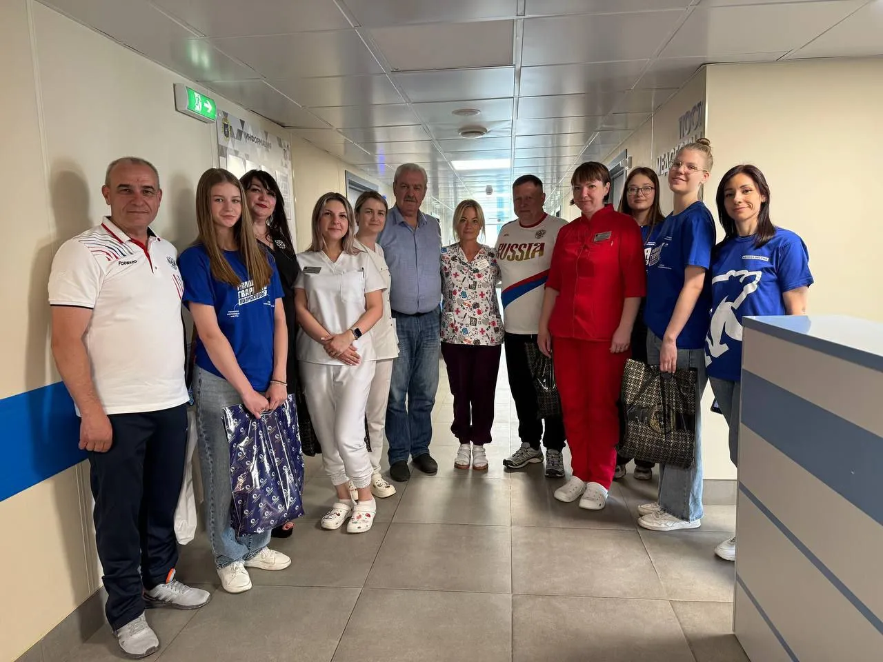 Глава Краснознаменска Владимир Пирогов (крайний слева), председатель Совета депутатов Александр Мостковой (6-й слева), замглавы города Андрей Петяев (5-й справа), и.о. начальника управления образования и развития соцсферы Людмила Дмитриева (3-я слева). Фото: t.me/pirogov_kz