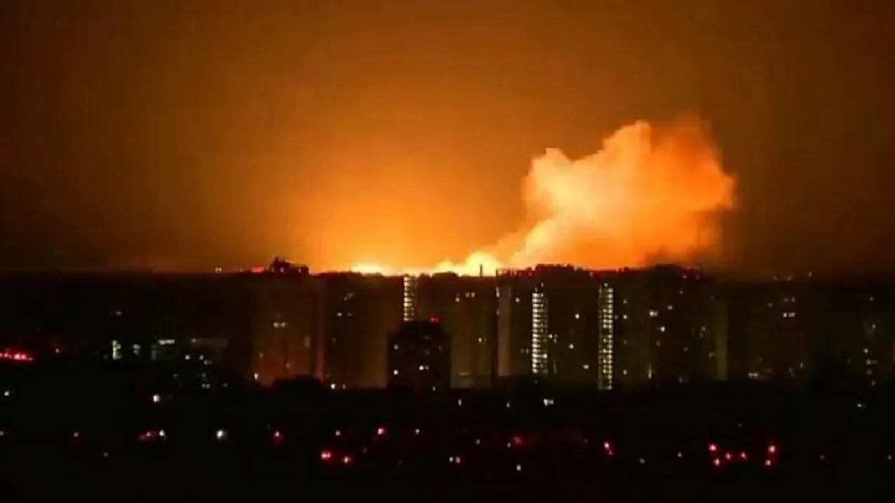 В Киеве массированная бомбежка, ракета ПВО по ошибке угодила в жилой дом - СМИ