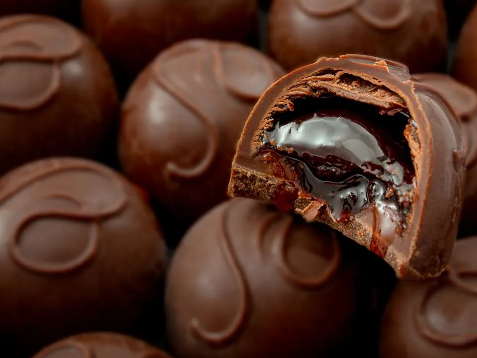 Содержат полрюмки спирта: школьники массово скупают конфеты с алкоголем — почему это опасно