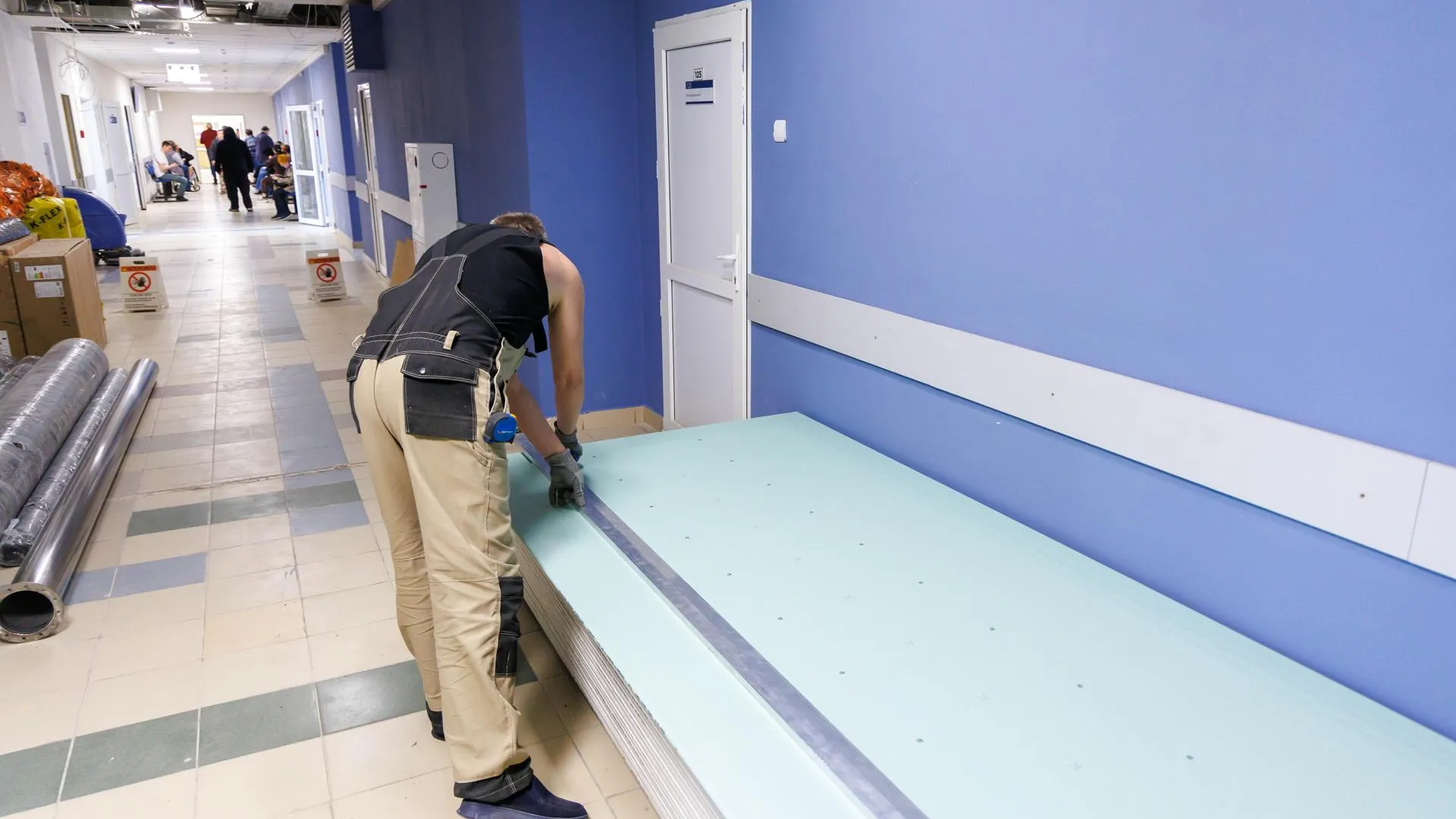 В поликлинике № 6 Люберецкой больницы строители продолжают ремонт кабинета МРТ для установки тяжёлого медицинского оборудования.