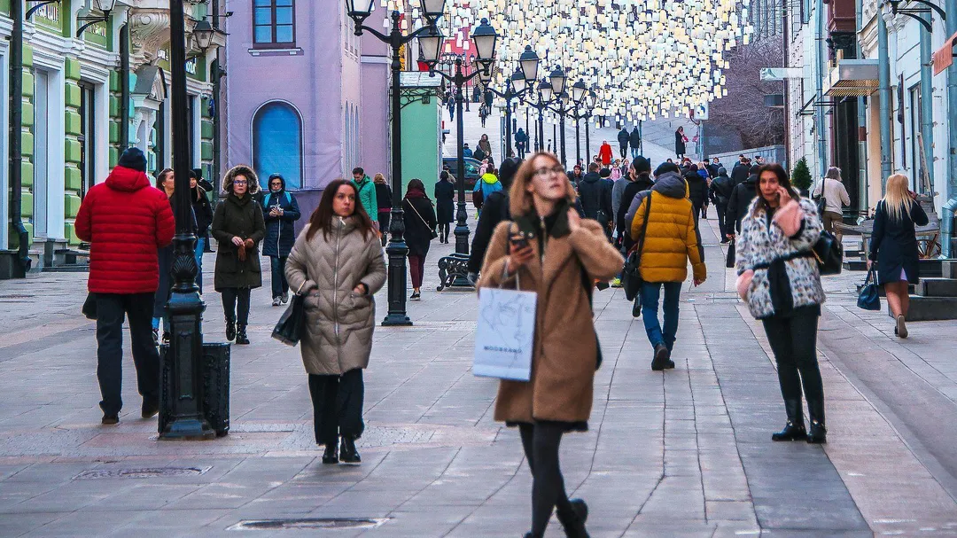 https://media.360.ru/get_resized/9EQjPE3iIwW8LMIF44aD8LEBb58=/1080x607/filters:rs(fill-down):format(webp)/YXJ0aWNsZXMvaW1hZ2UvMjAyNC8xMS9tb3NrdmljaGktcGhfYUVwYkdKYS5qcGc.webp