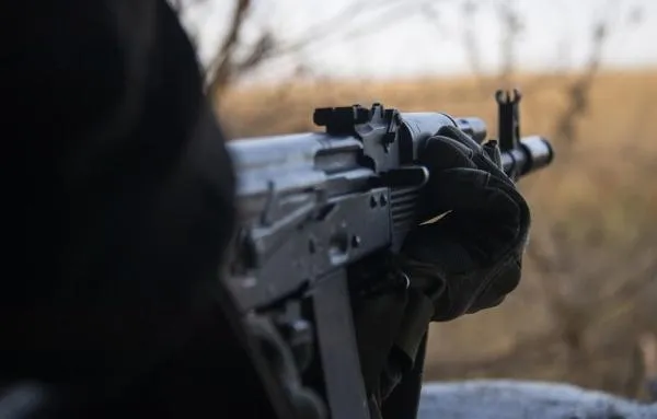 Боец добровольческого отряда «Крым» недалеко от линии боевого соприкосновения в Запорожской области