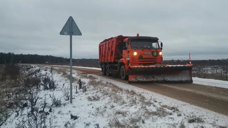 Дороги Подмосковья ночью убирали 580 спецмашин