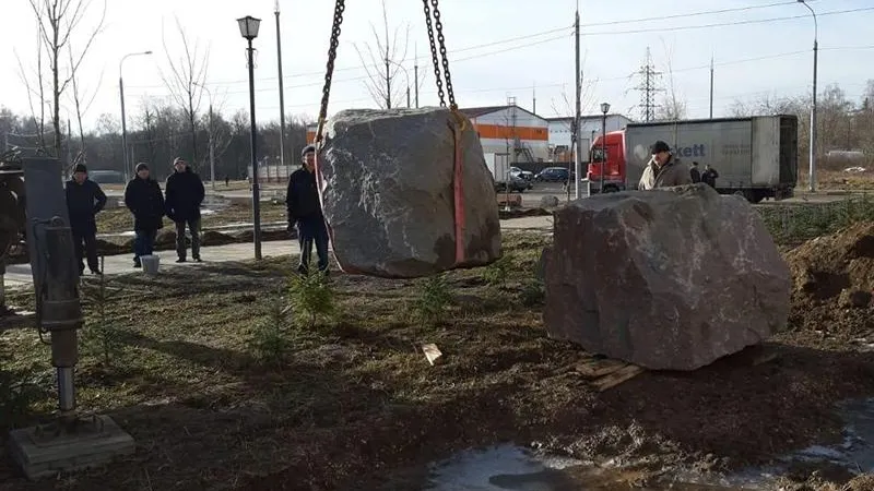 Глыбы из Минска и Бреста привезли для «Сада камней» в Подольске