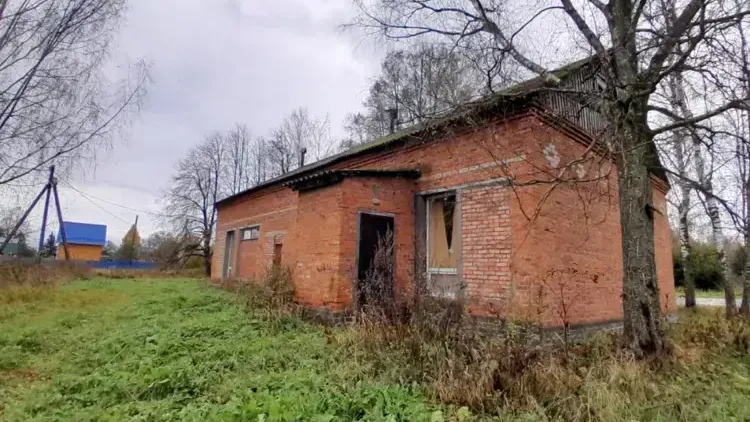 В м.о. Шаховская  на торгах в собственность здание с земельным участком