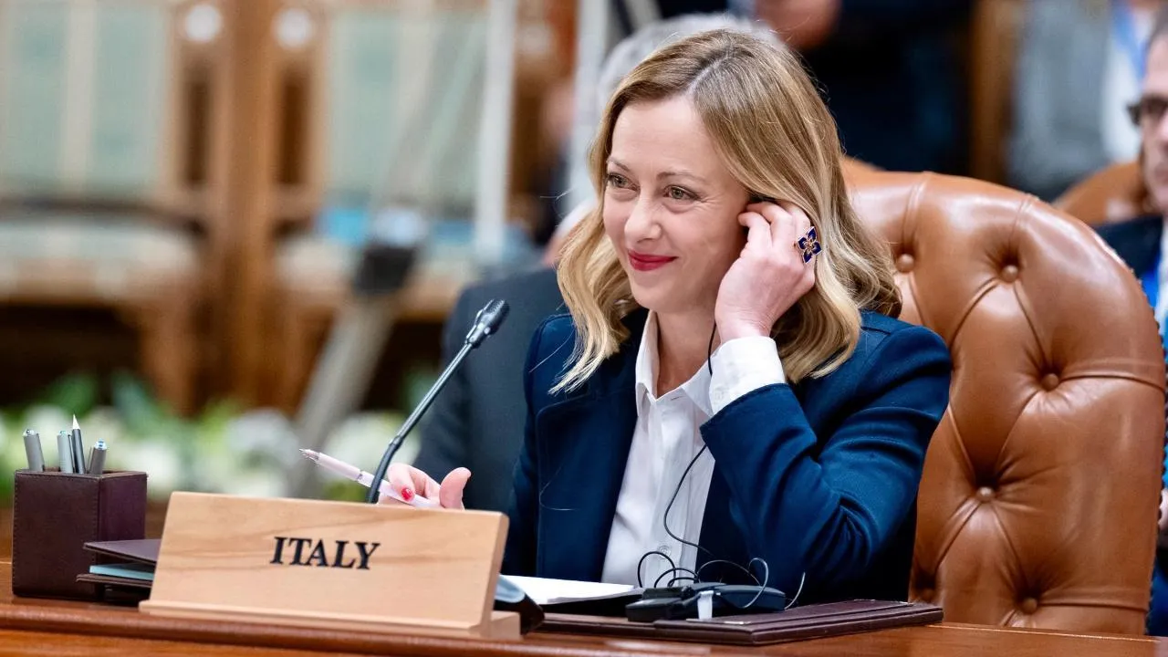 Премьер Италии Мелони лично попросила Макрона следить за языком