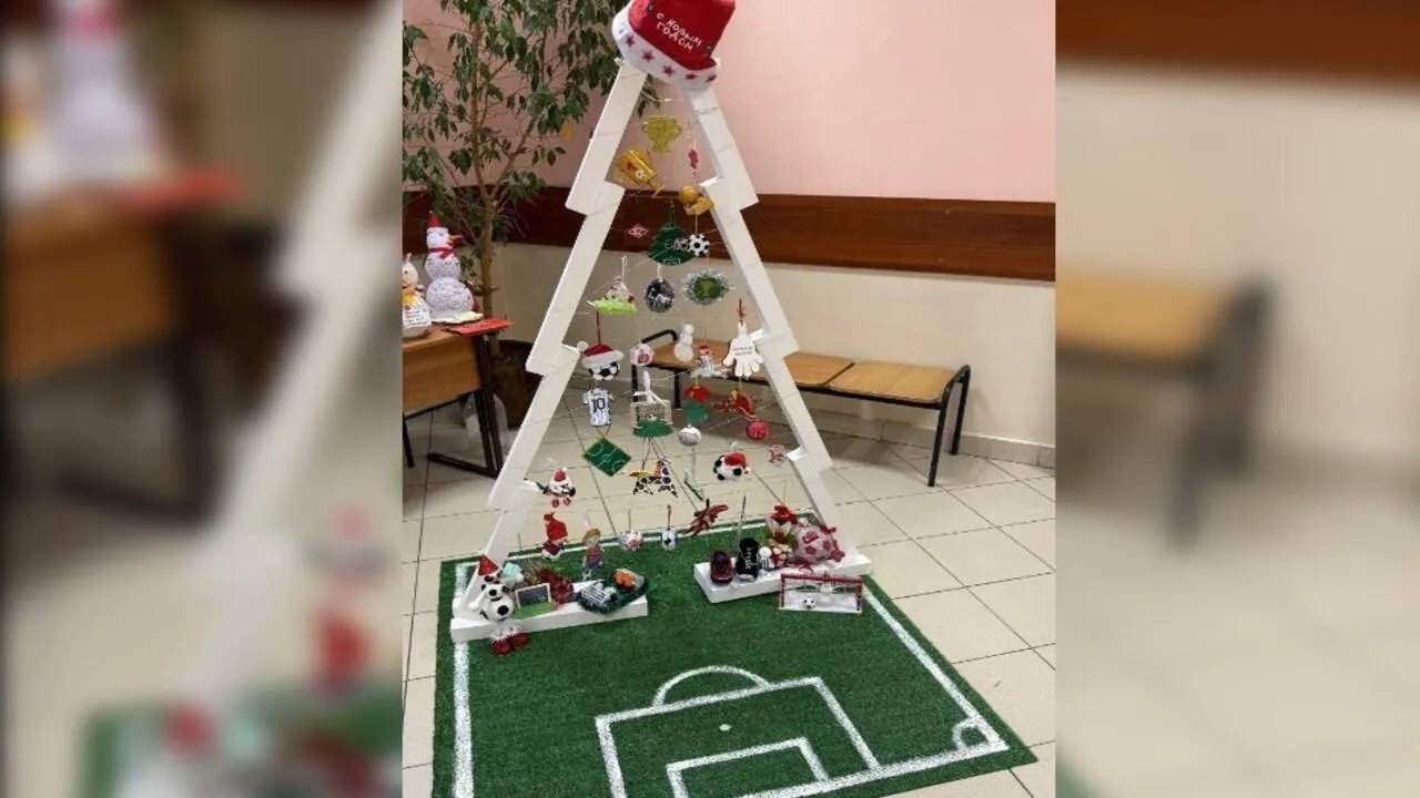 Школьники из Балашихи создали самую популярную футбольную елку в стране