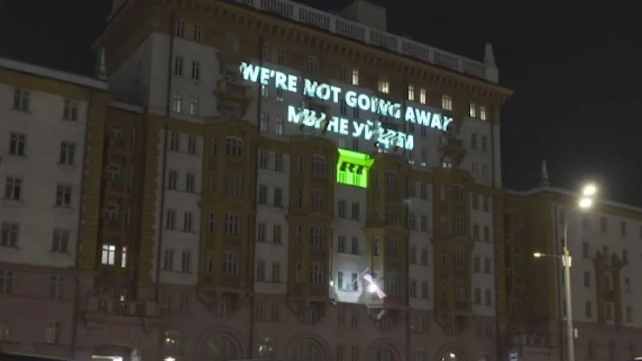 На здании посольства в Москве появилось послание от RT к США