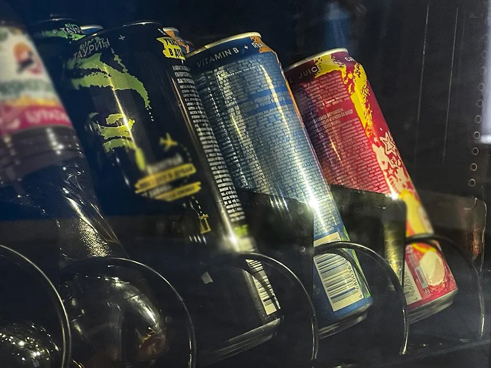 «Буквально уничтожают кожу»: названа еще одна опасность энергетиков