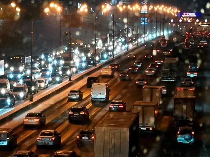 Очевидица рассказала об огромной пробке у Рижского рынка из-за мужчин