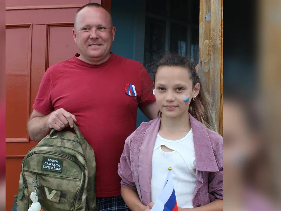 «Та самая Вика»: школьница встретилась с бойцом СВО, который сохранил ее игрушку как талисман