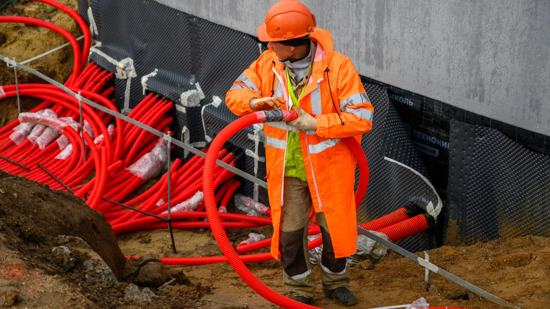 Рабочие строят очистные сооружения в Сергиевом Посаде