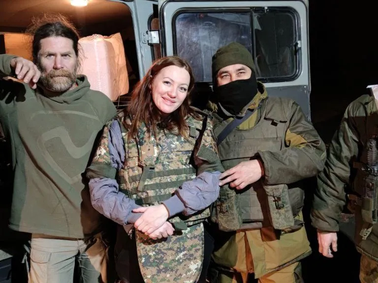 «Больше некому»: беременная волонтер каждый месяц ездит на передовую