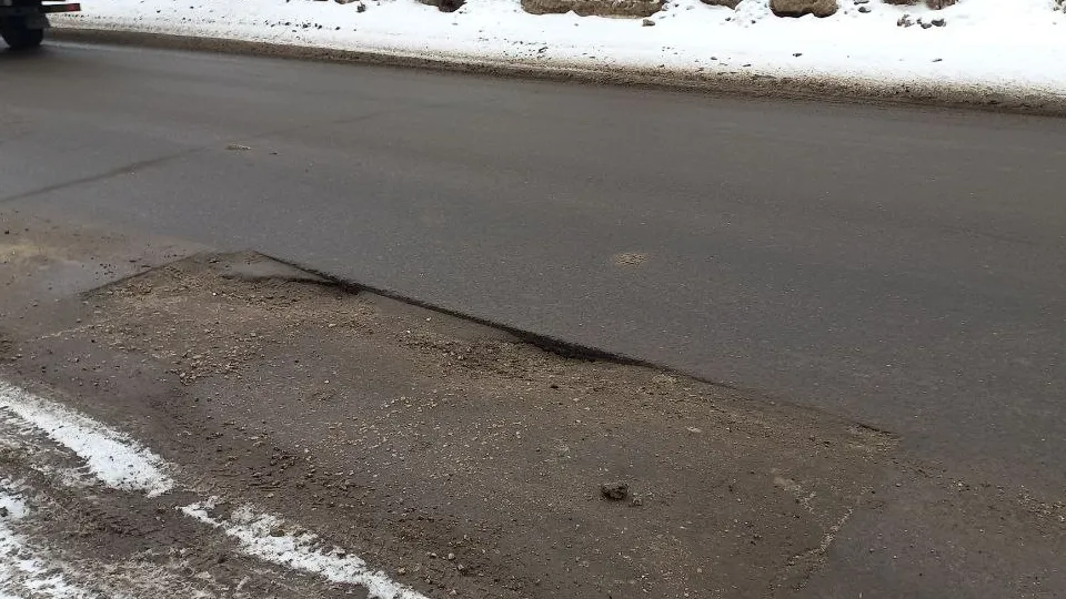 «Провал» на улице Тевосяна, февраль 2023 года. Фото: REGIONS/Олег Книжник