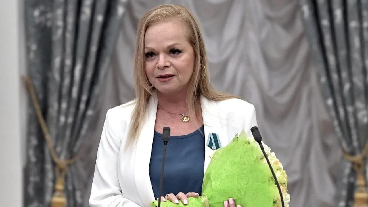 «Залечь на дно»: эксперты рассказали, как Ларисе Долиной вернуть себе любовь народа