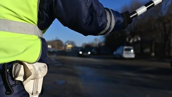 В Анапе автомобиль развернуло поперек дороги во время ухода от гаишников