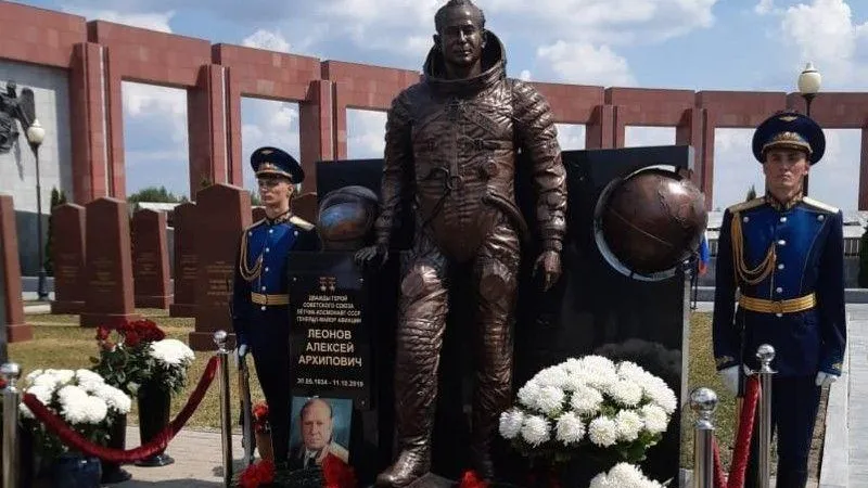 Памятник Алексею Леонову открыли в Мытищах