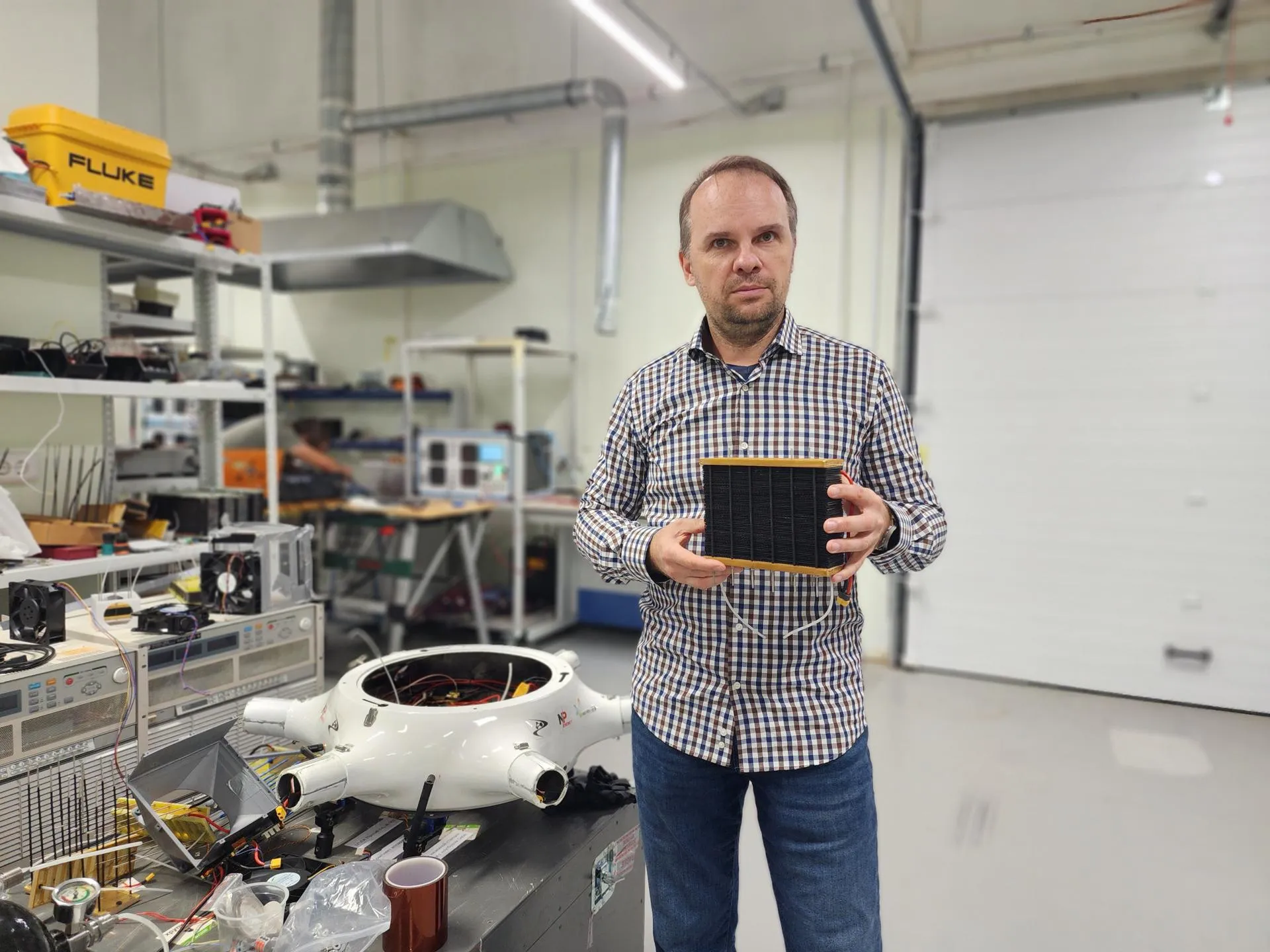 Сергей Левченко с разработкой ученых из наукограда. Фото: МедиаБанк Подмосковья/Иван Петрушин&nbsp;