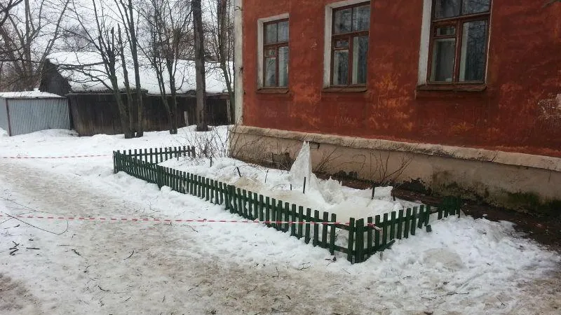Вся бытовая техника сгорела у жителя Пушкино из-за снежной глыбы, свалившейся с кровли дома