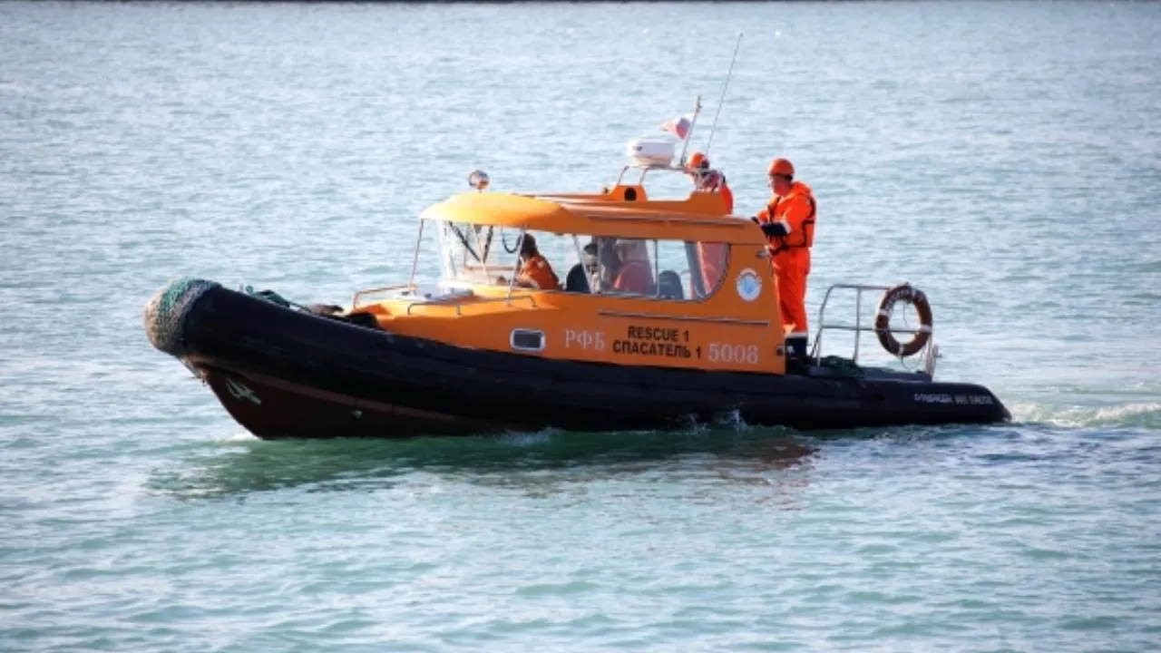 Спасатели сумели вывезти детей с необитаемого острова в Приморье