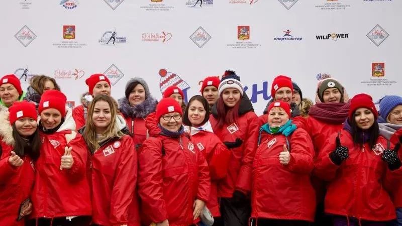 Две сотни волонтеров участвовали в «Лыжне России» в Химках
