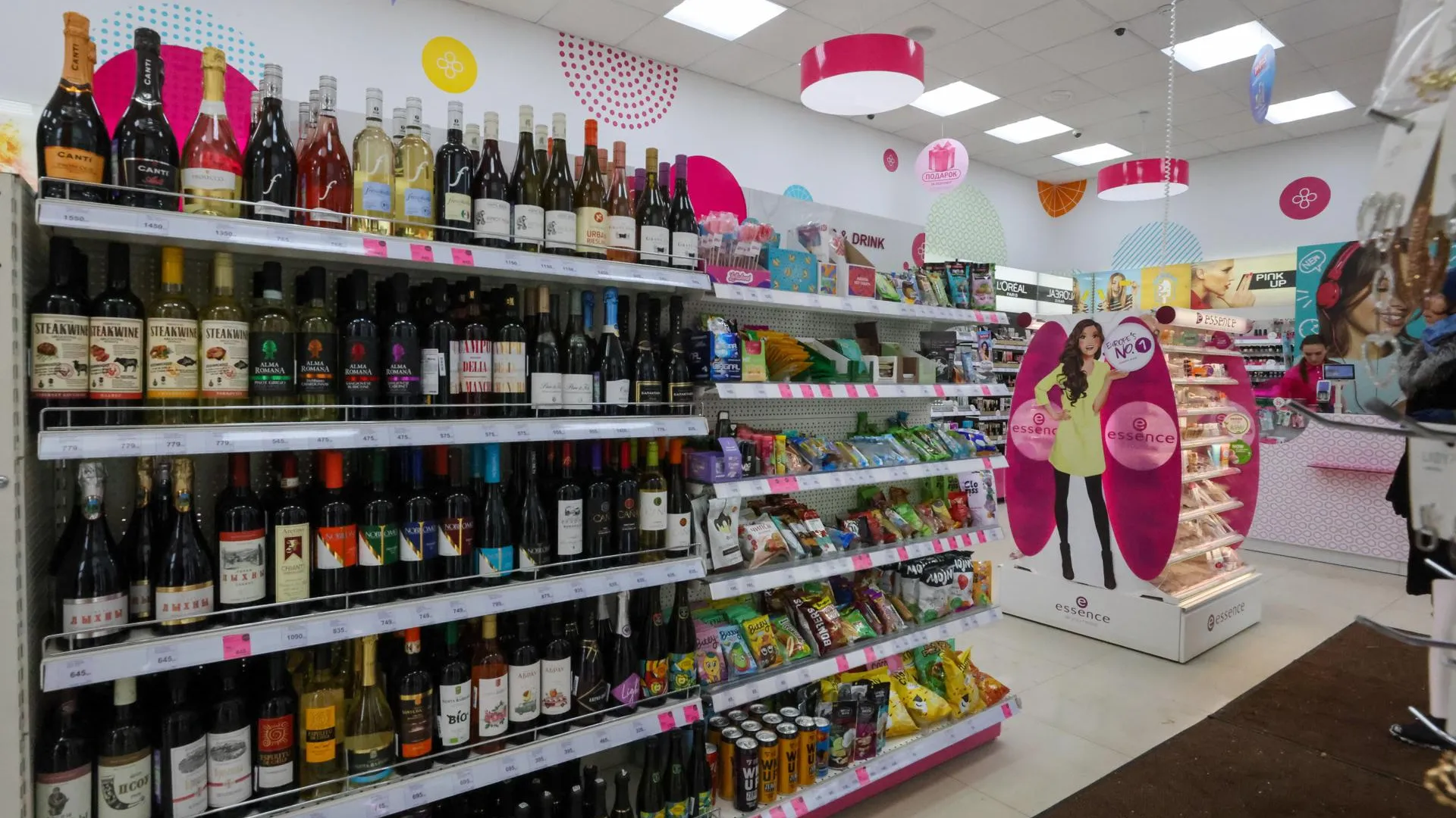 Поляки возмутились, что магазины в РФ полны продуктов, несмотря на санкции