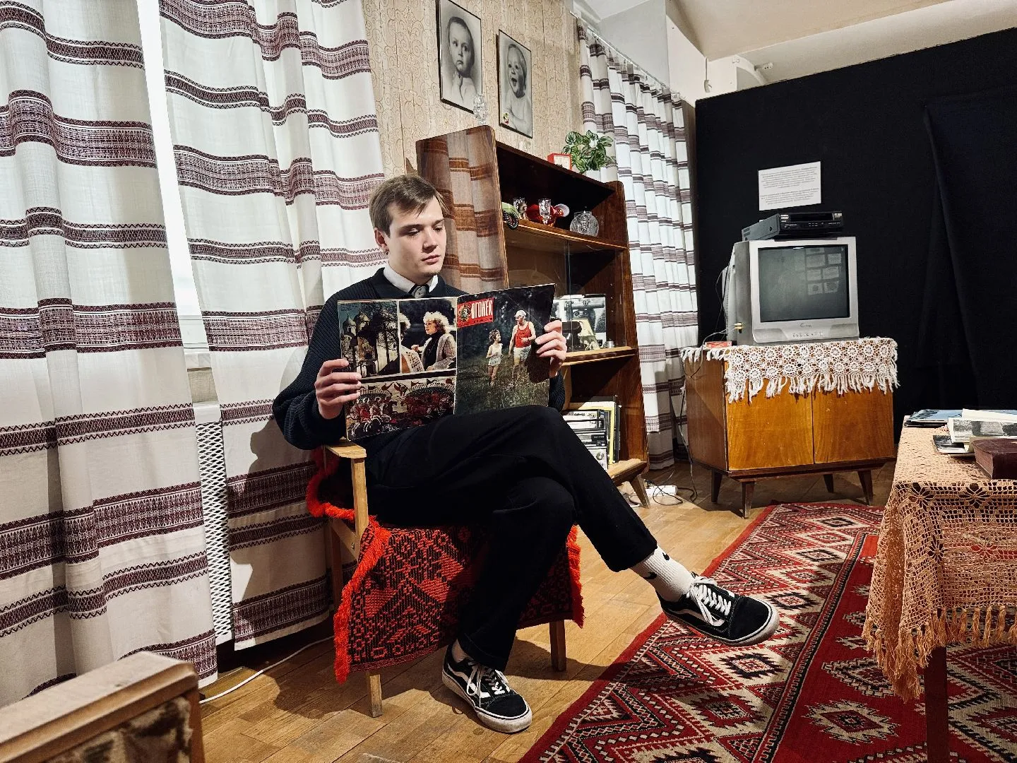 Сотрудник музея, фотограф и художник Даниил Блинов. Фото: Ольга Стаферова