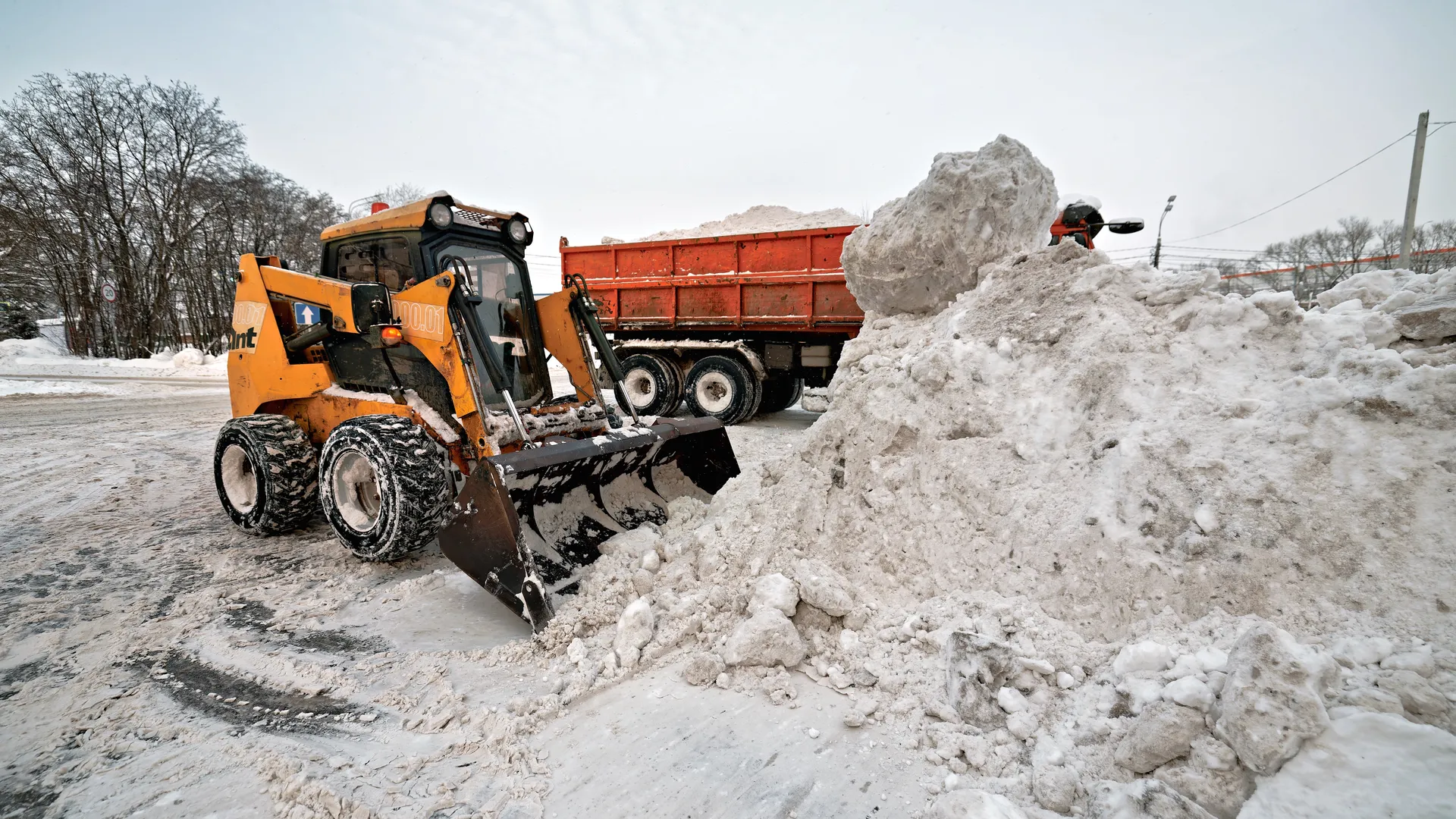 Уборка снега спецтехникой в поселке Большие Вяземы Одинцовского округа
