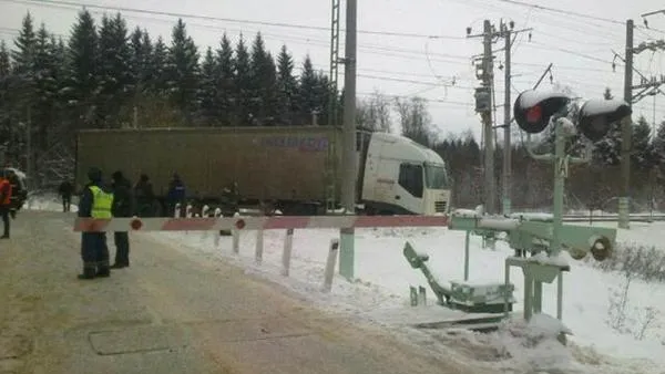 У грузовика с прицепом оторвалось дно на переезде под Пушкино