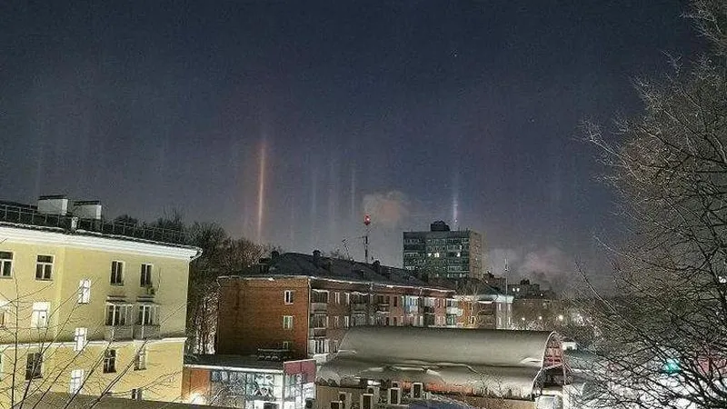 Необычные световые столбы в небе удивили жителей Балашихи