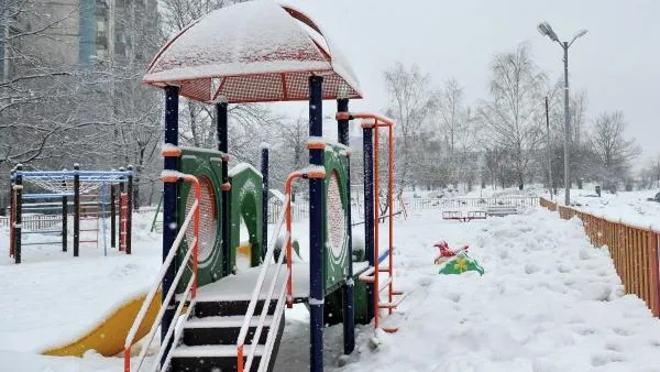 Шесть десятков детских площадок отремонтировали в МО за неделю