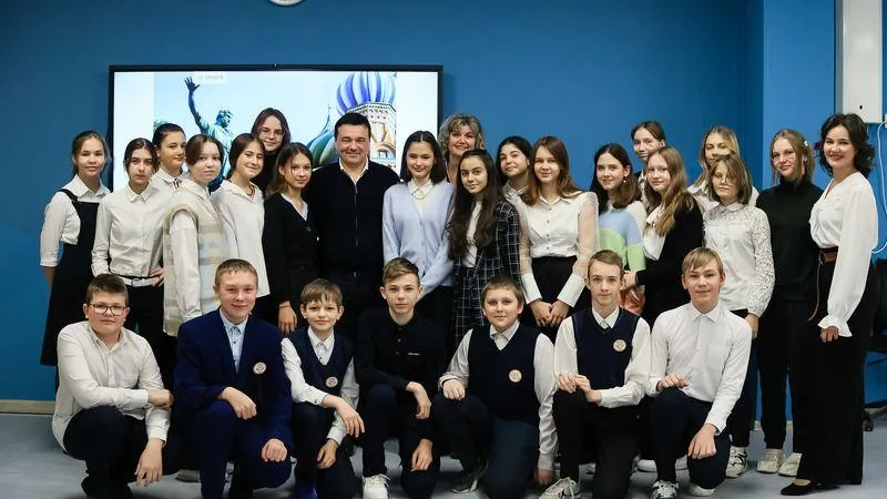 Губернатор Подмосковья встретился с учениками школы №10 в Павловском Посаде