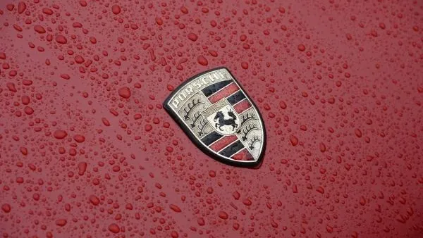 Автомобиль Porsche перевернулся и загорелся в Подольске