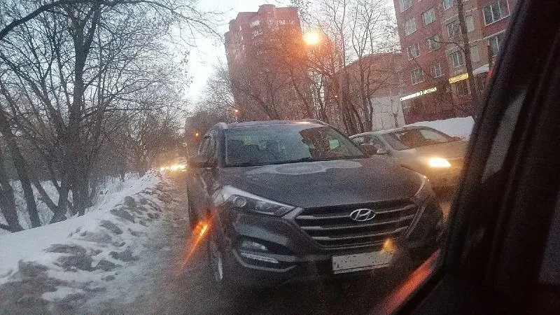 Автомобилист перекрыл дорогу к поликлинике в Щелково