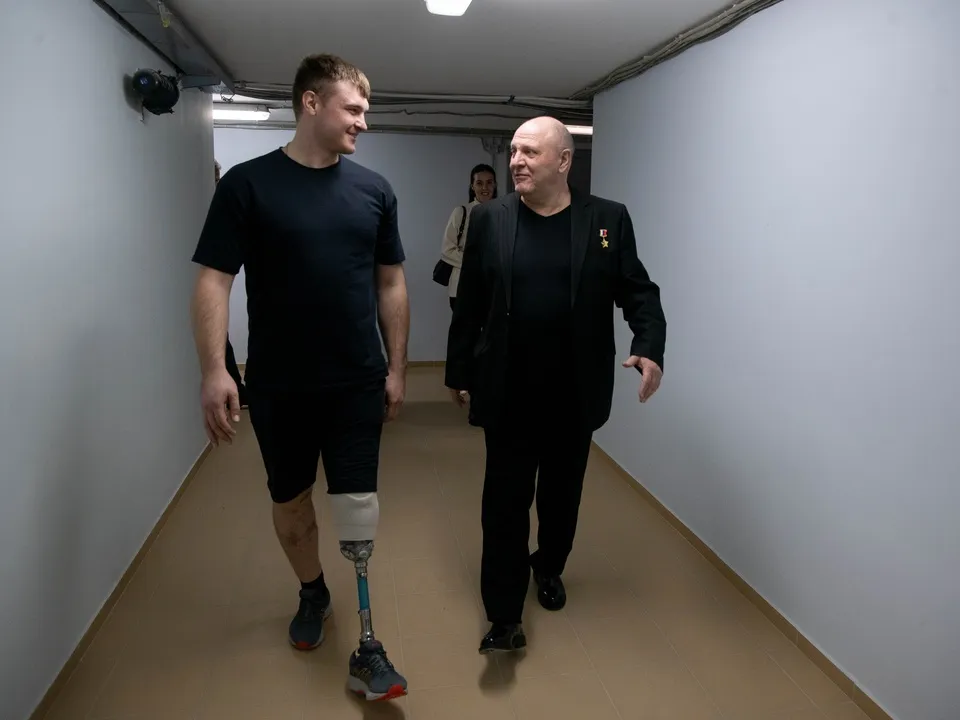 Старший лейтенант ВДВ Александр Никульников (слева) и Герой России&nbsp;Андрей Мерцалов. Фото: Наталья Николаева