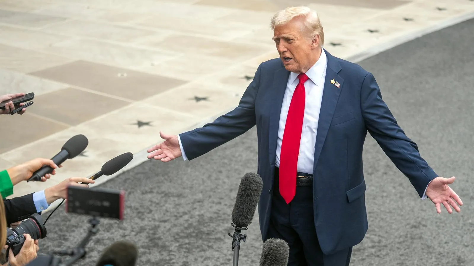 Президент США Дональд Трамп рассказывает о борьбе с наркокартелями из Венесуэлы, 2025 год. Hu Yousong