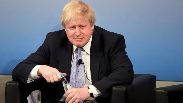 Министр иностранных дел Великобритании выпил персиковый сок из Фукусимы