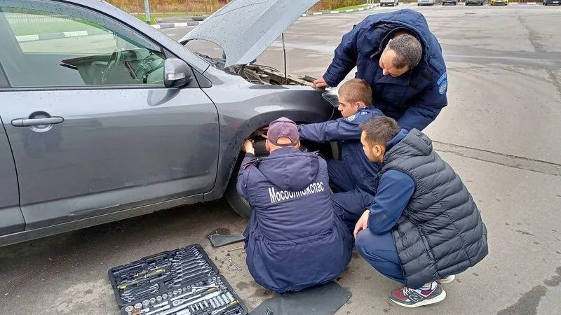 Пожарные «Мособлпожспас» помогли достать котенка из моторного отсека внедорожника