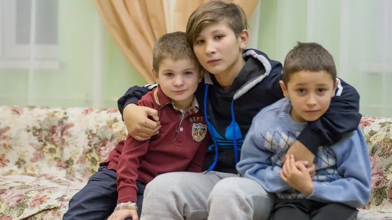 Три брата примут к себе заботливых родителей
