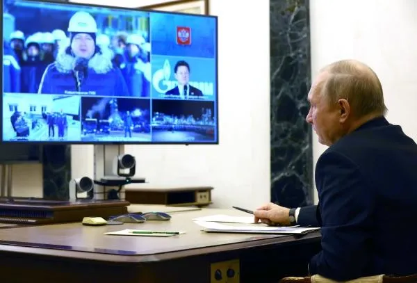 21 декабря 2022. Президент РФ Владимир Путин в режиме видеоконференции принимает участие в церемонии запуска Ковыктинского газоконденсатного месторождения и участка Ковыкта — Чаянда газопровода «Сила Сибири».