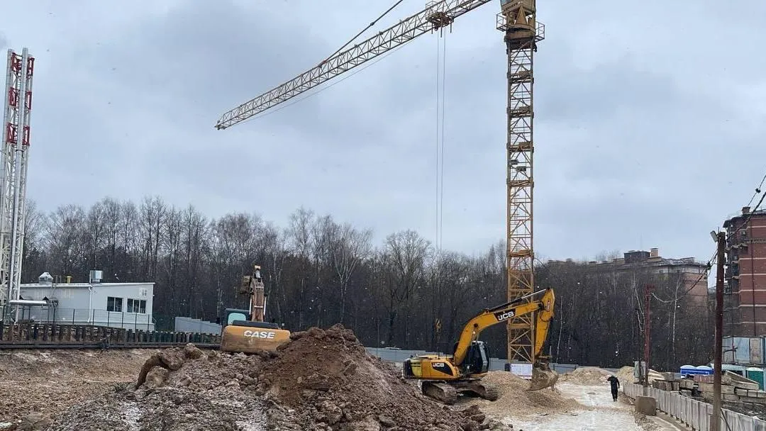 Строительство автопаркинга продолжается в миниполисе Рафинад в Химках