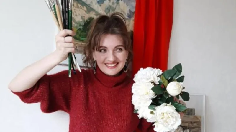 Художница из Балашихи рисует картины помадой