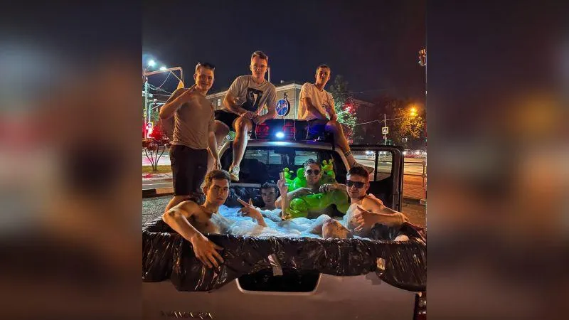 Парни из Мытищ прокатились по городу на пикапе с бассейном
