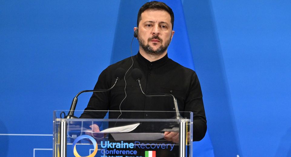 FT: Зеленского критикуют за скатывание Украины к авторитаризму
