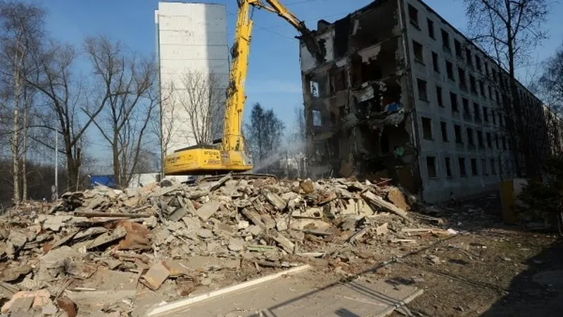 Первый в этом году бесхозный дом снесли в Шаховской 