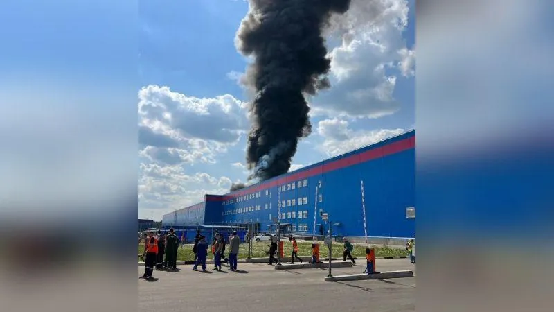 «Сварщики сделали что-то не так»: очевидцы назвали виновников пожара на складе Ozon в Истре