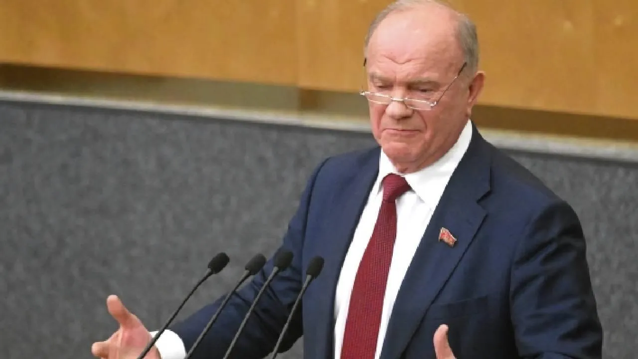 «Я бы выпорол того, кто вас выпустил без шапки»: Зюганов переживает за здоровье Путина
