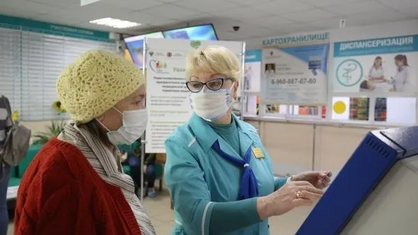 В Кузбассе люди ждут приема врачей в специальных модульных пунктах